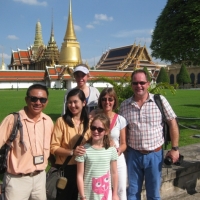 Group photo in front of the Grand Palace of Thailand Kingdom. www.chiangmaitourcenter.com