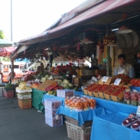 Fresh fruit market where you could buy and try varieties of fruits . www.chiangmaitourcenter.com